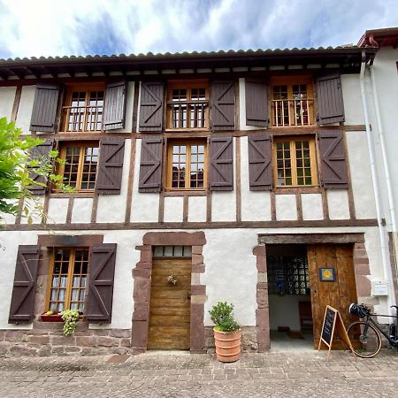 Gite De La Porte Saint Jacques: A Hostel For Pilgrims Eksteriør bilde