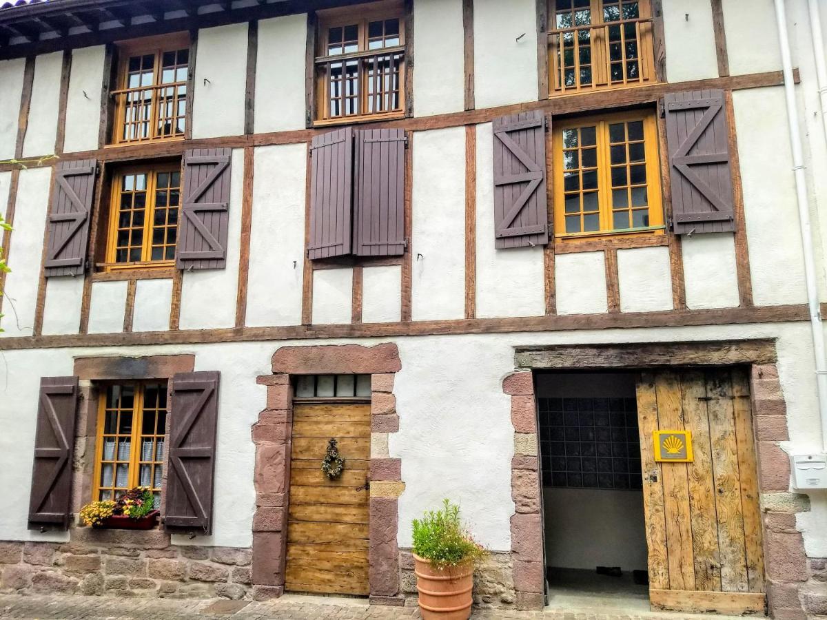 Gite De La Porte Saint Jacques: A Hostel For Pilgrims Eksteriør bilde