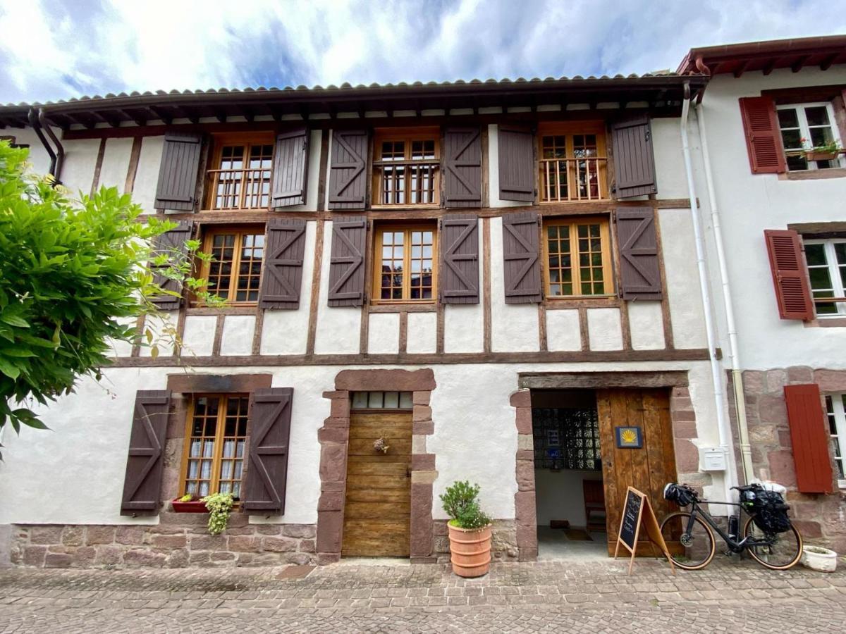 Gite De La Porte Saint Jacques: A Hostel For Pilgrims Eksteriør bilde